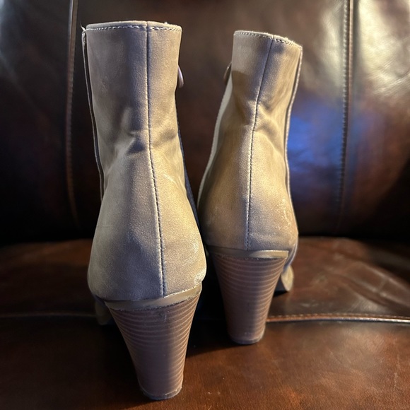 Boots - Picture 4 of 8